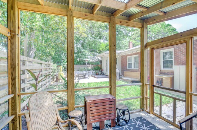 Building Photo - Adorable 3 bedroom ranch with fenced yard!