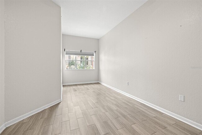 Building Photo - 2402 W Azeele St