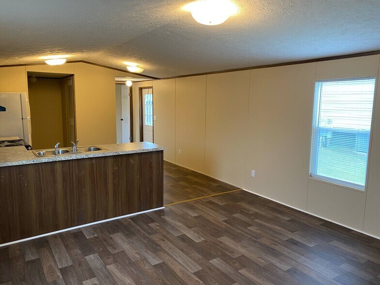 Building Photo - Pine Grove