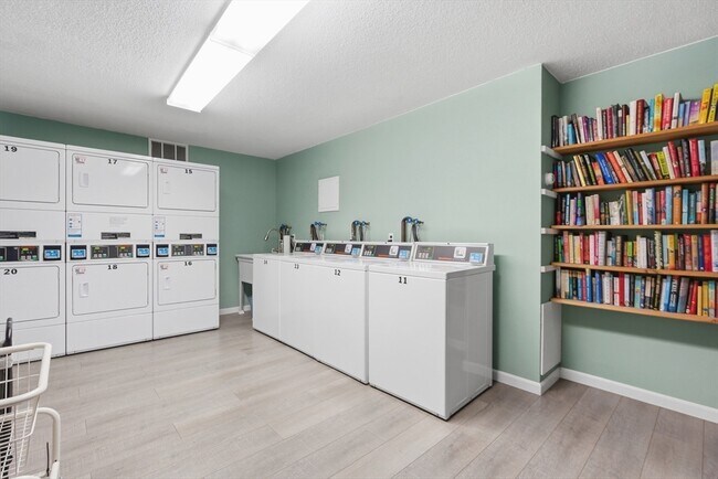 Building Photo - 2 Summit Dr