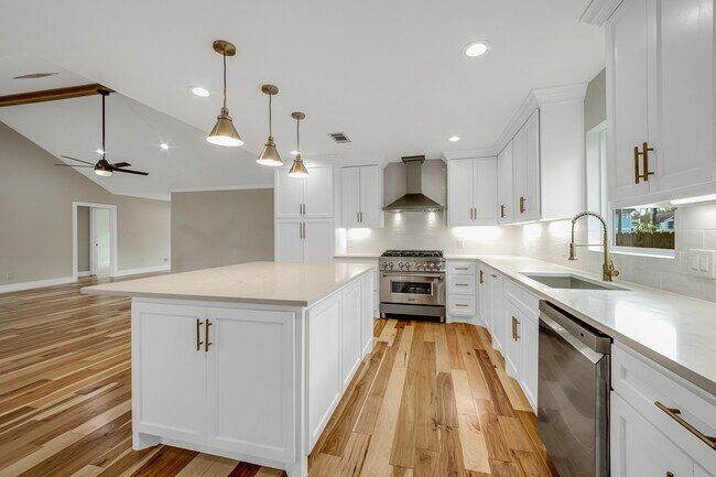 Building Photo - 403 Moody St