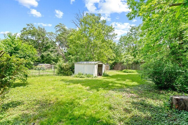 Building Photo - 5 Bed / 2 Bath Tudor Revival in Central Co...
