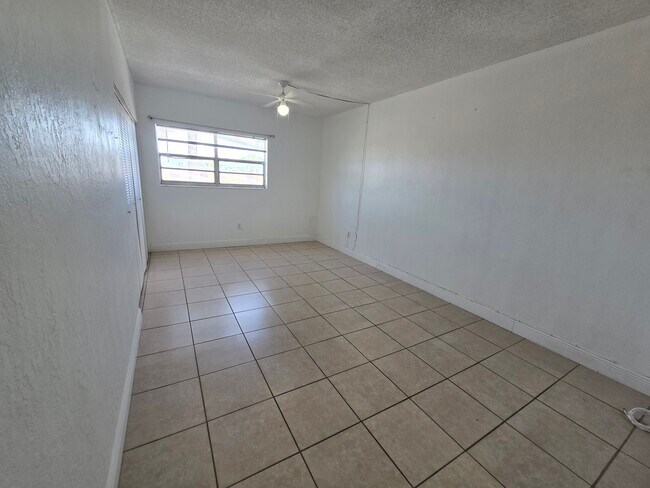 Building Photo - 1305 W 53rd St