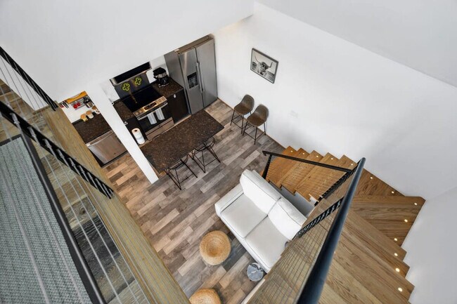 Building Photo - 10 Anchor St