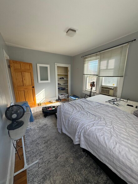 closet & walk-in closet - 439 W Loveland Ave