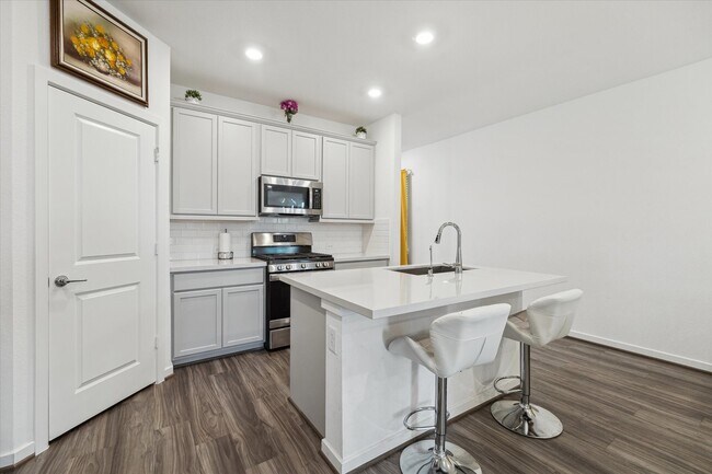 Building Photo - 7122 Clearwater Cv Dr