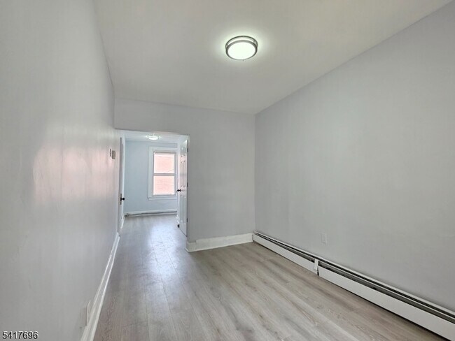 Building Photo - 8 Lincoln Ave