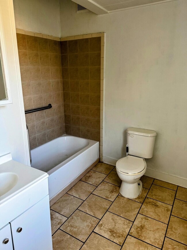 Building Photo - 34 Radio St