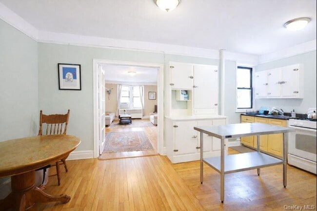 Building Photo - 1080 Warburton Ave