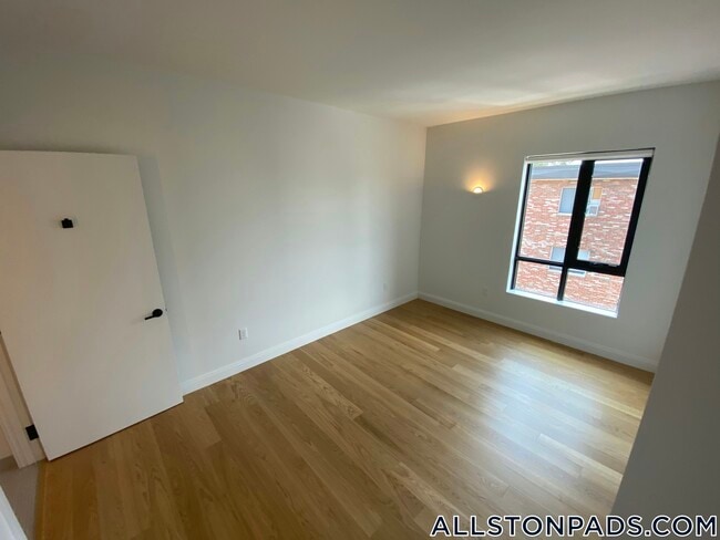 Building Photo - 83 Gardner St