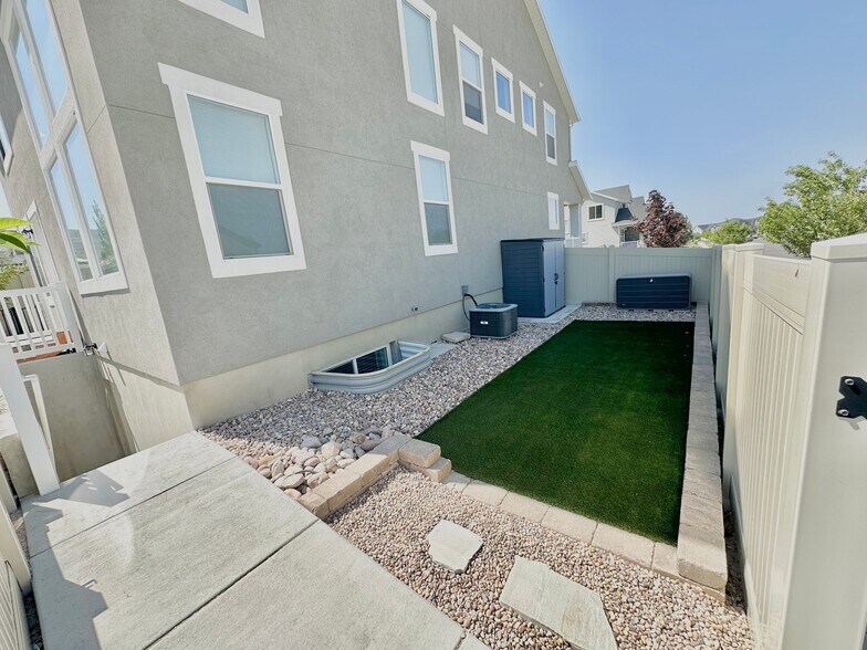 Building Photo - 4493 W Wharton Dr