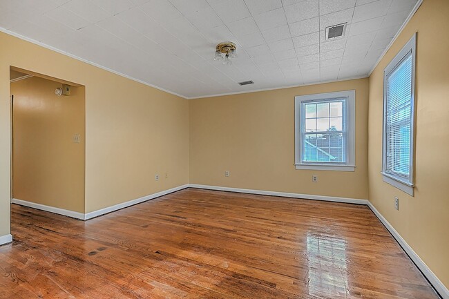 Building Photo - 3 Bdrms +Office / 2 baths Upstairs Apt - K...