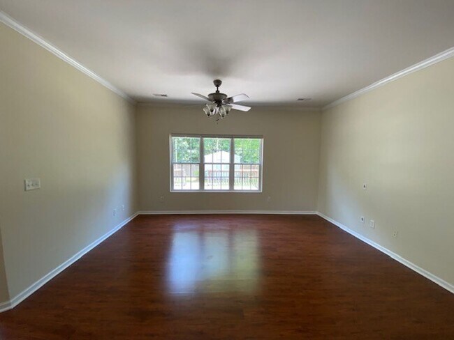 Building Photo - Welcome to this stunning 3-bedroom, 2-bath...