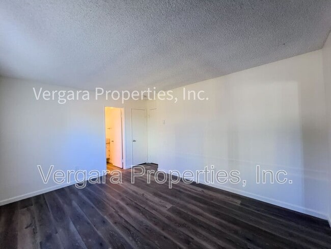Building Photo - 2513 Ruhland Ave