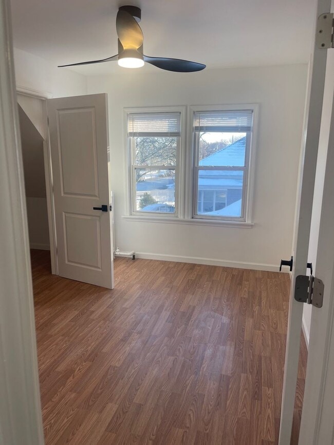 Building Photo - 3 bedroom, 2.5 bath - Modern Home in Wyandotte!