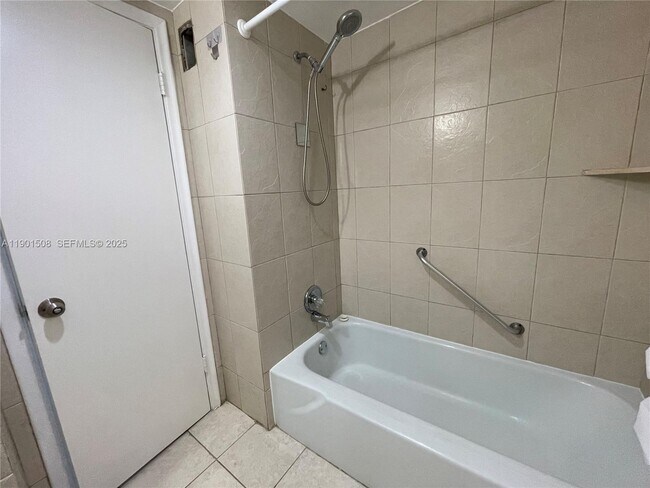 Building Photo - 1817 S Ocean Dr