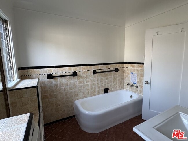 Building Photo - 326 N La Jolla Ave