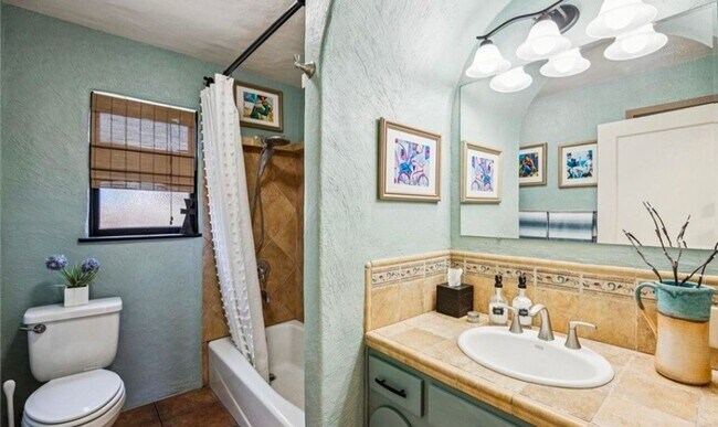 Building Photo - 3 Bedroom 1.5 bath with large basement  and carport.