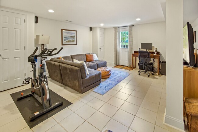 Building Photo - 6902 Tilden Ln