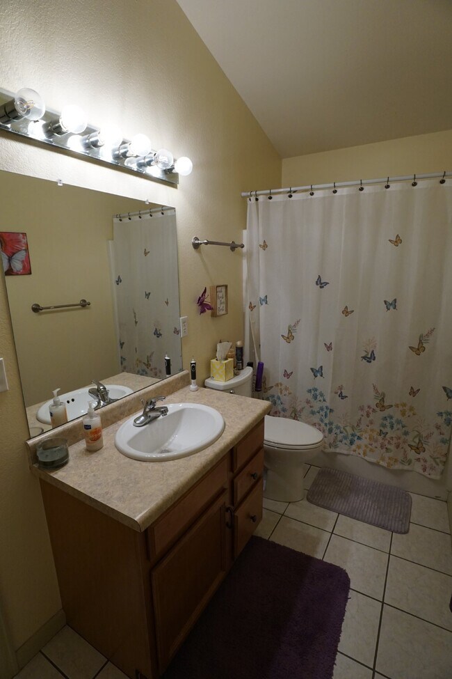 Building Photo - Lovely Townhome in Bailey!
