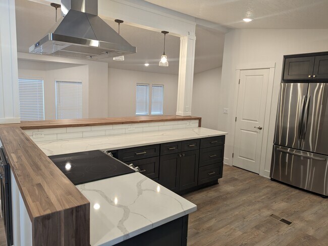Building Photo - 16867 Whittier Dr