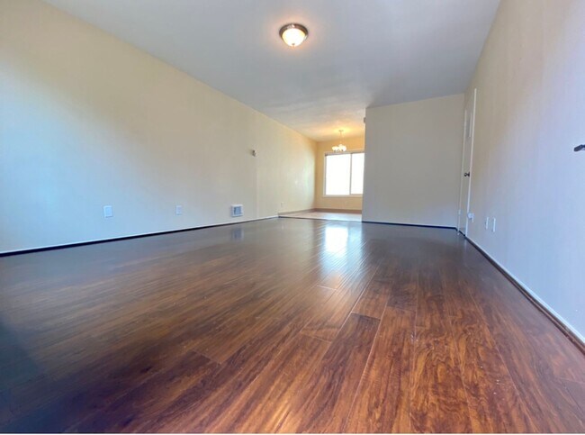 Building Photo - Montavilla Upstairs Townhouse~ Off Street Parking~ 89 Walk Score~ 99 Bike Score~ Pets Welcome!