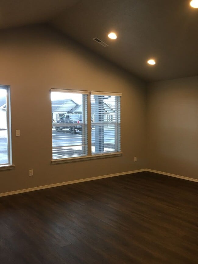 Building Photo - 2 Bedroom / 1 Bathroom in SW Redmond Commu...