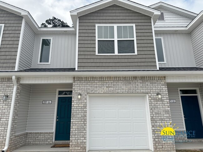 Building Photo - Charming 3 Bedroom Townhome in the heart of Fort Walton Beach!