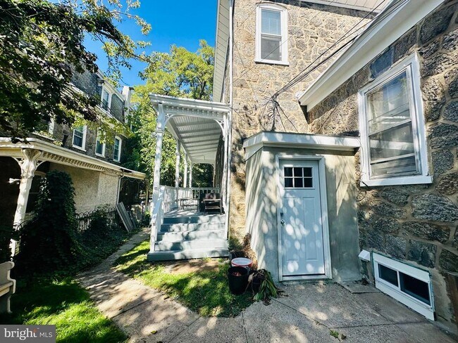 Building Photo - 146 Sumac St