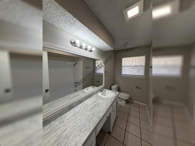 Building Photo - 1720 SE 7th St