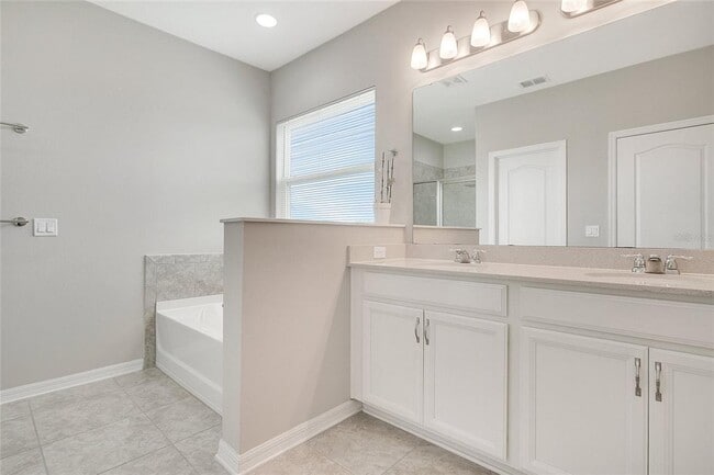 Building Photo - 13540 Fountainbleau Dr