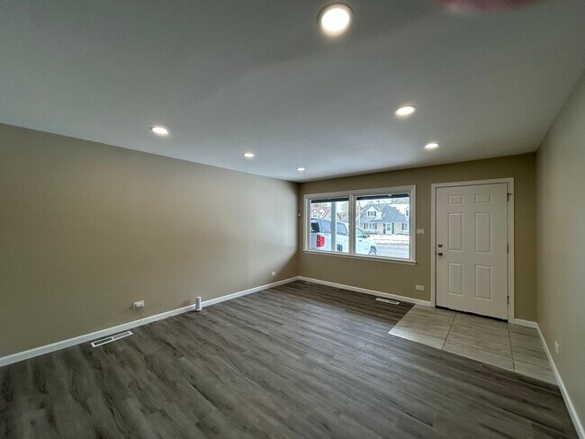 Building Photo - 176 Craig Dr W