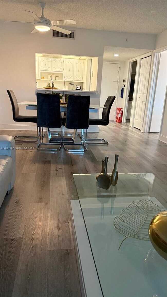 Building Photo - 140 Lakeview Dr