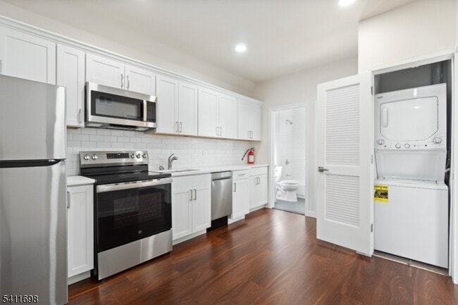 Building Photo - 826 George St