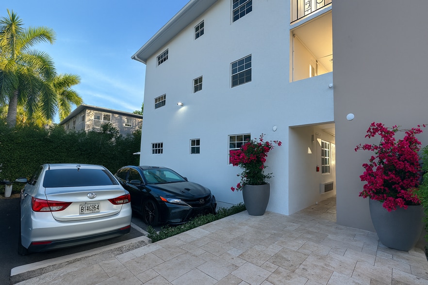 Building Photo - Welcome Home to Coconut Grove — 3270 West Trade Avenue, Miami, FL 33133