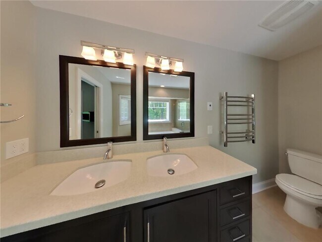 Building Photo - 5585 Rosewood Ln