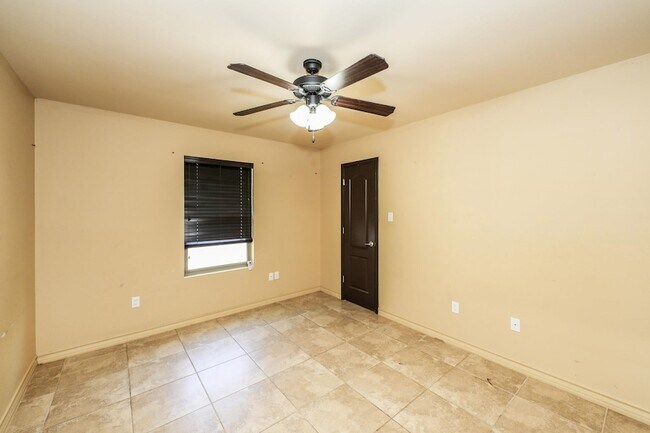 Building Photo - 9813 Sandhill Dr