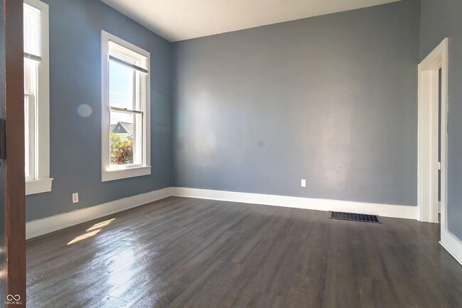 Building Photo - 856 River Ave
