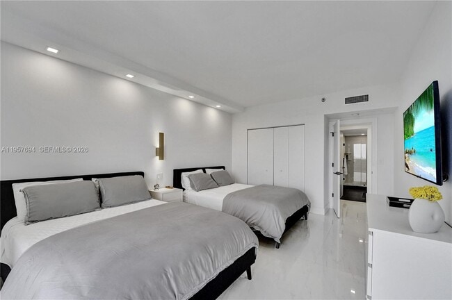 Building Photo - 20281 E Country Club Dr