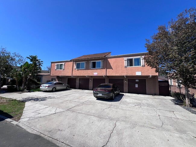 Building Photo - Updated 2 Bedroom, 1 Bath in North Park w/...