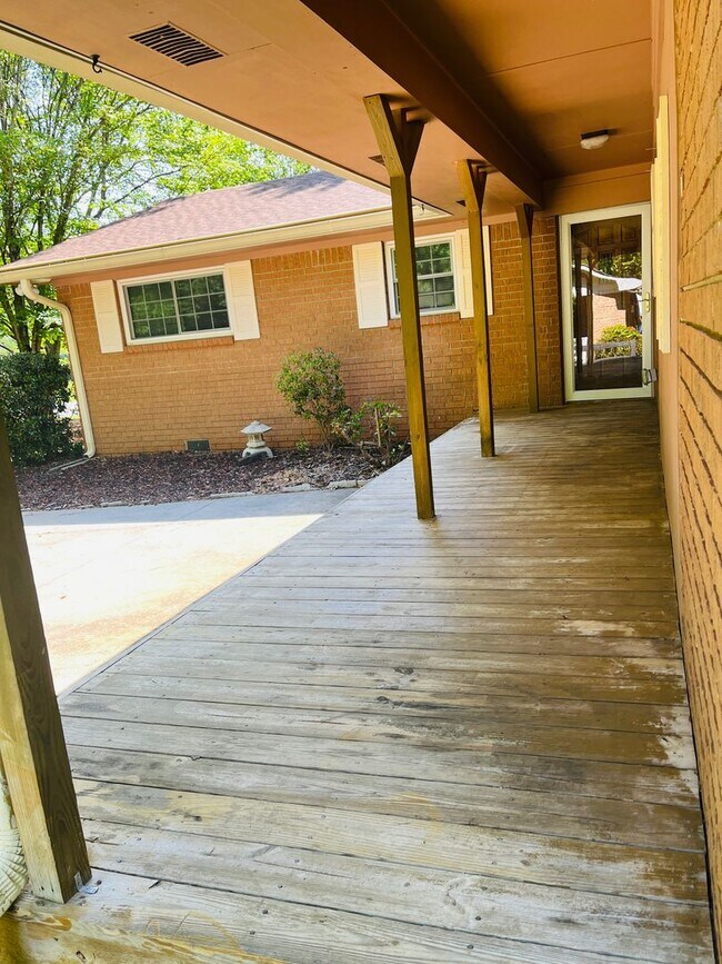 Building Photo - Cute cottage! 3 bed, 2 full bath, large bo...