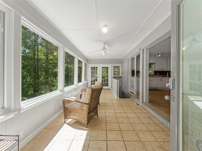 Building Photo - 6265 Lakeview Dr