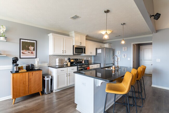 Building Photo - 4830 Fairmont Dr