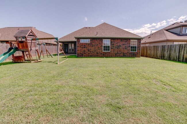 Building Photo - Tulsa Beauty Available Beginning of Januar...