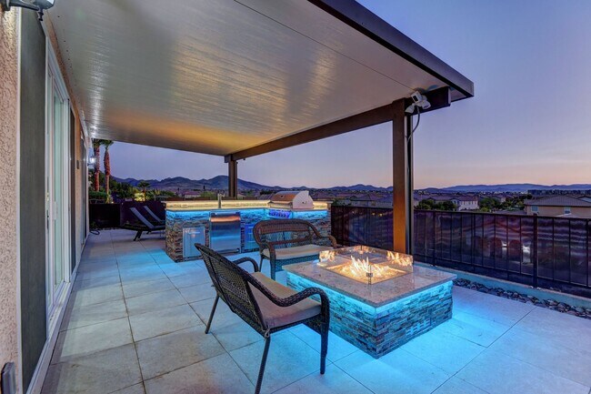 Building Photo - 180 Degree elevated views from a quiet str...