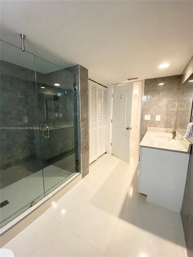 Building Photo - 5415 Collins Ave
