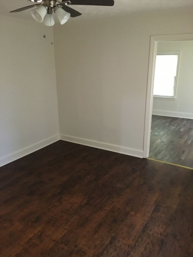 Building Photo - Large 2/1 Home, includes bonus room- Sherwood Forest- $995