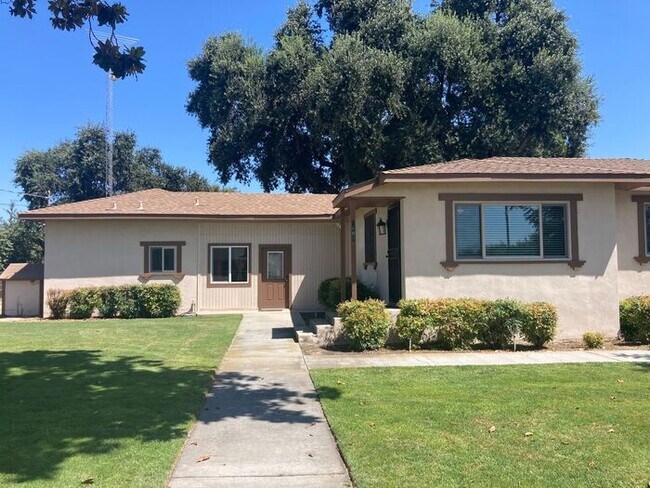 Building Photo - Turlock Country Living 3 Bedroom 2 Bath Home