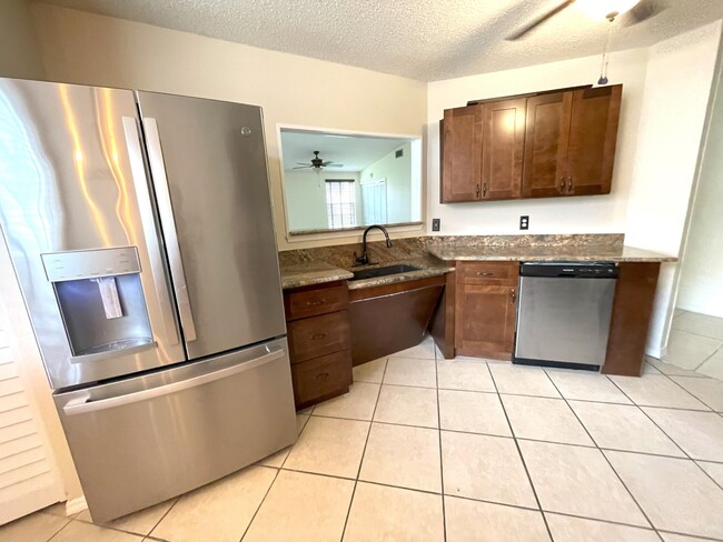 Building Photo - 718 Pine Island Dr