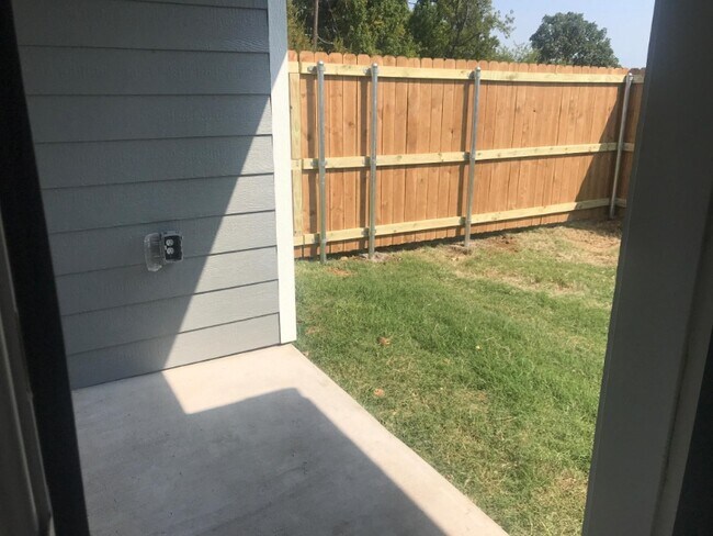 Building Photo - 904 N Bush Ave